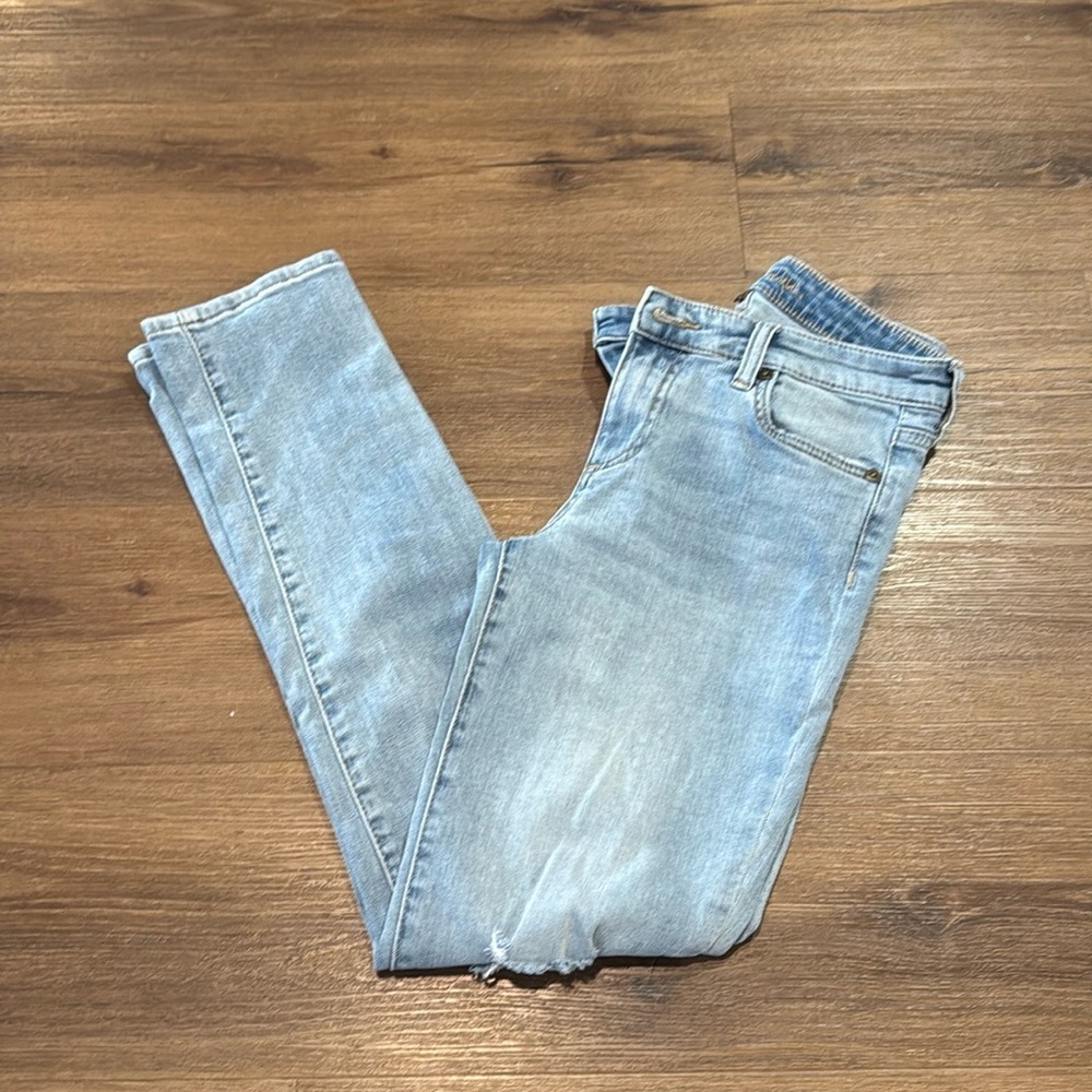 Woman's Kut from the Kloth Katy Ripped Boyfriend Jeans. Size 2 - Picture 2 of 8